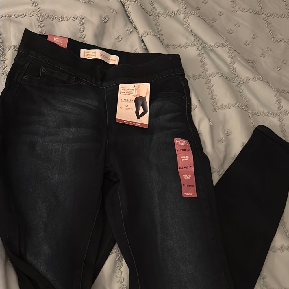 Women's signature Levi Strauss pullon skinny jean NWT